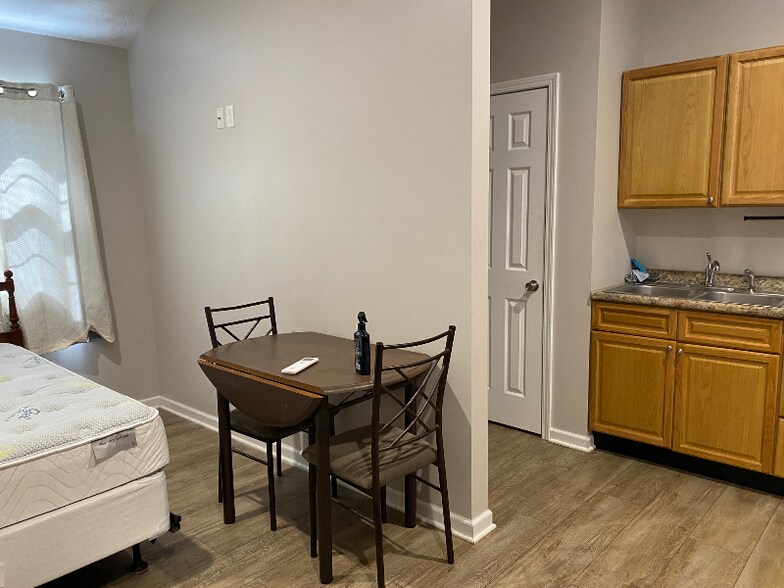 Building Photo - 1421 N Main St