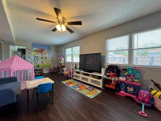 Building Photo - 3104 Guenevere Dr