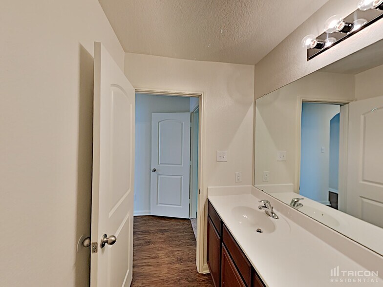 Building Photo - 2402 Regatta Ln