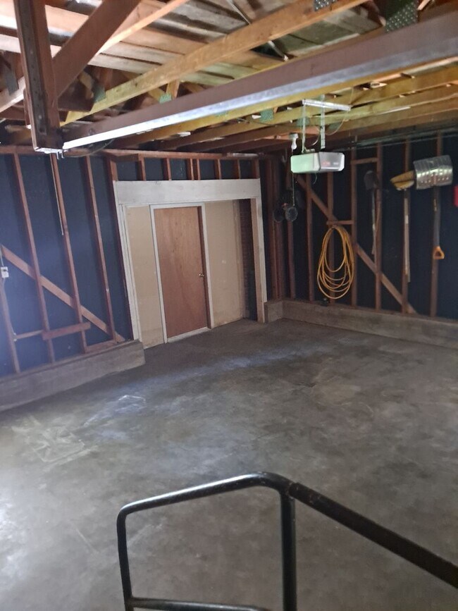 Building Photo - ALL PROSPECTIVE TENANTS MUST SUBMIT A $58 ...