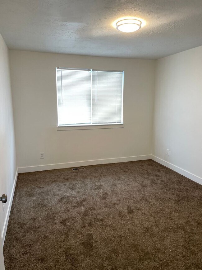 Building Photo - 3 bedroom, 1 bath unit. Newly Remodeled.