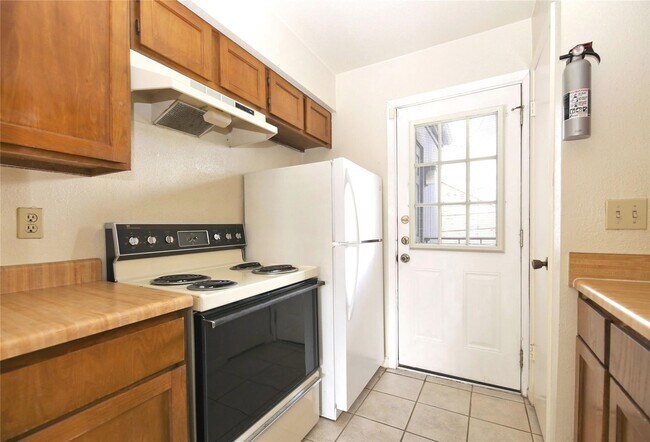 Building Photo - 6202 Skyline Dr