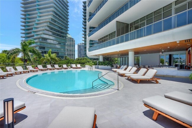 Building Photo - 2655 S Bayshore Dr