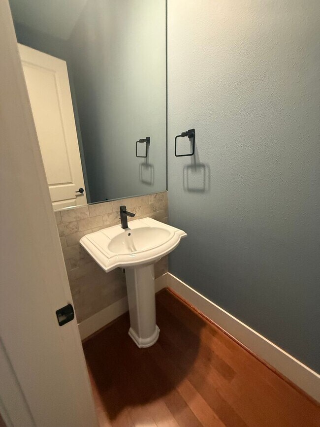 Building Photo - Stunning Contemporary townhome in Coveted Peterkort Woods, near St. Vincent's in Cedar Mill
