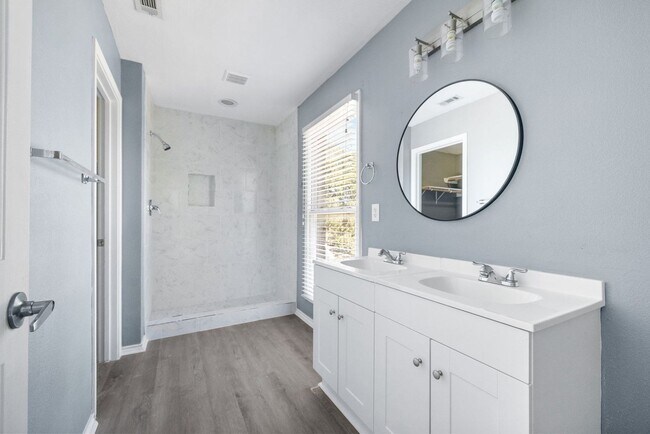 Building Photo - Carriage Place Square