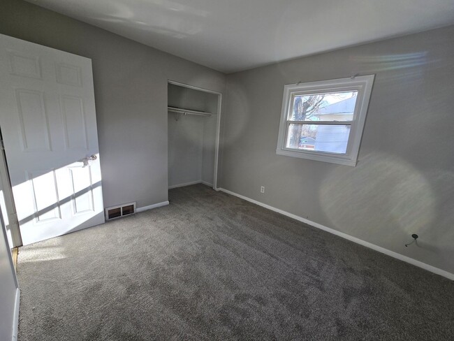 Building Photo - 1005 Samantha St