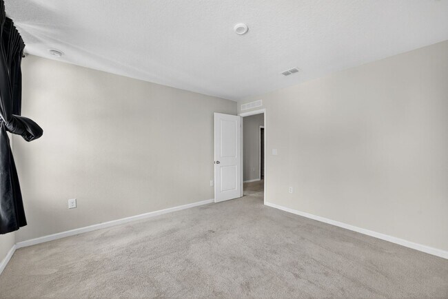 Building Photo - Panther Creek Family Home