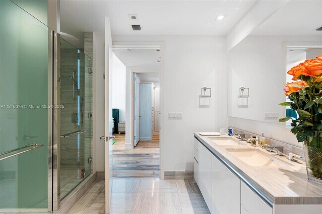 Building Photo - 16901 Collins Ave
