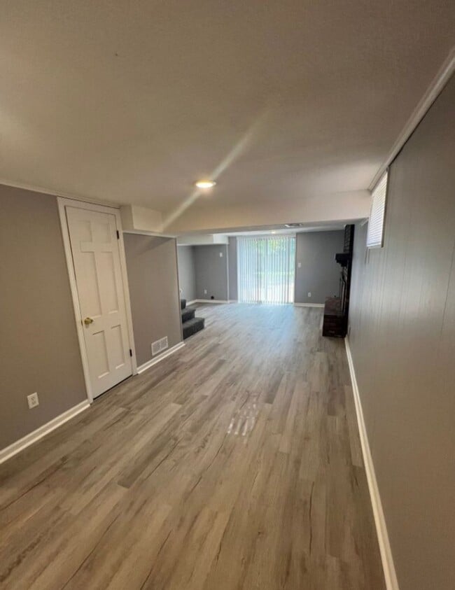 Building Photo - Renovated 2 Bed, 3 Bath Duplex with Finish...