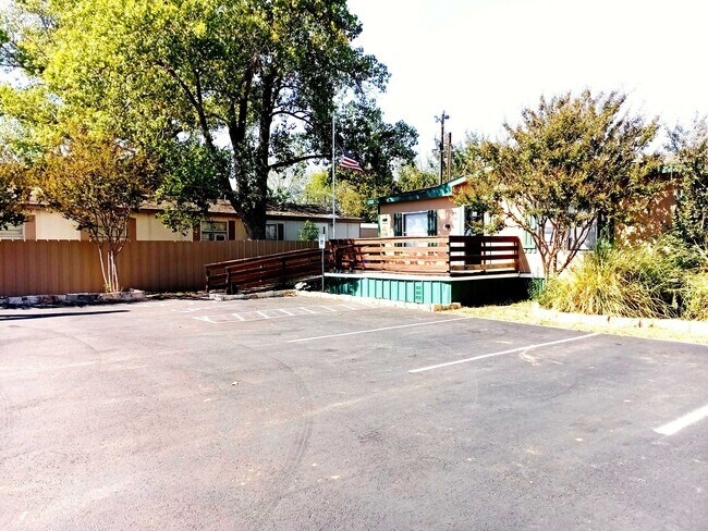 Building Photo - 111 Palomino Dr