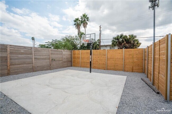 Building Photo - 16 Redwood Ave