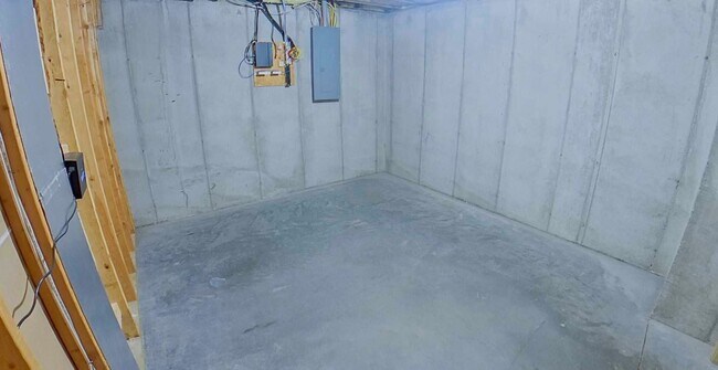 Building Photo - Fenced In Yard + Patio + Pet Friendly + St...