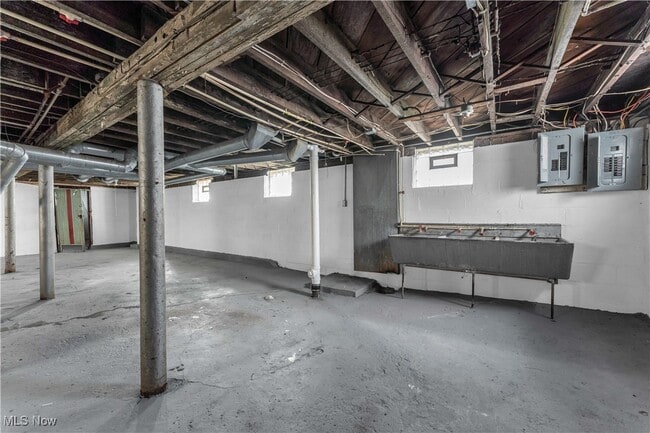 Building Photo - 11913 Buckingham Ave