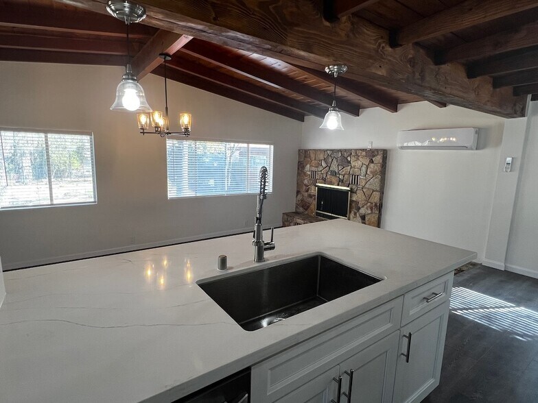 Building Photo - 367 Sirretta St