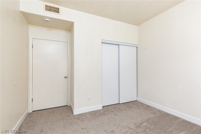 Building Photo - 2110 Los Feliz St
