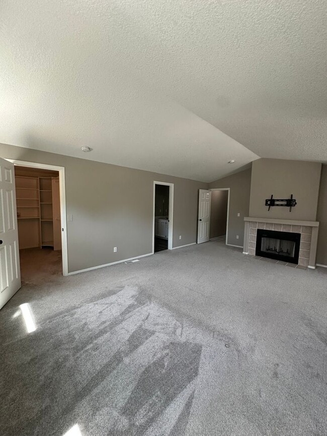 Building Photo - 4 bedroom, 2288sf home. Close to Nike, Int...