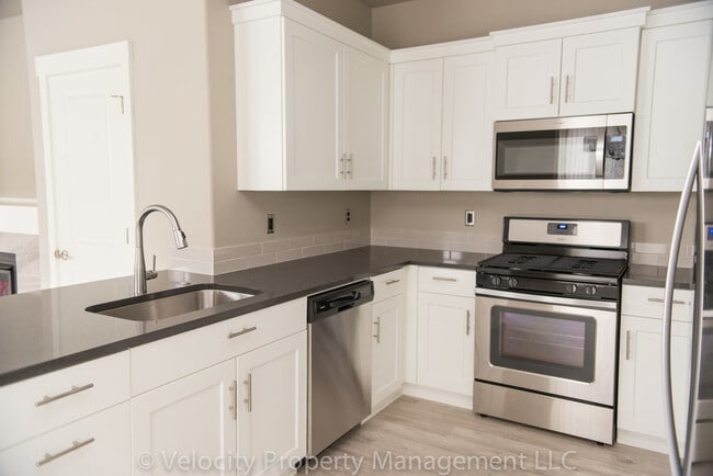 Building Photo - Beautiful Home in SW Redmond!