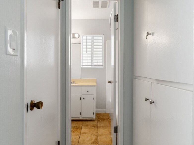 Building Photo - 425 Gaviota Ave