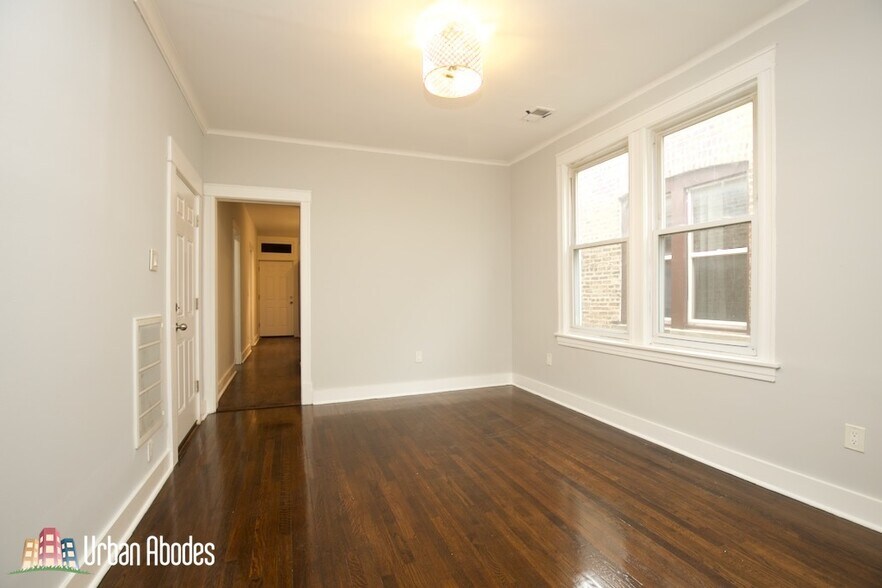 Building Photo - 3649 W Montrose Ave