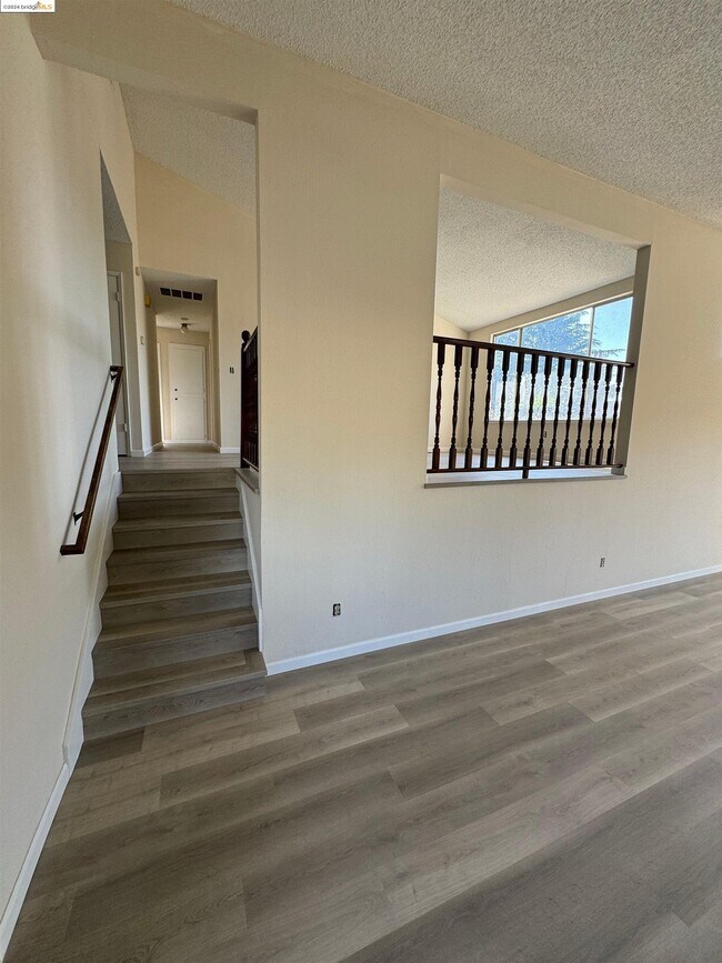 Building Photo - 912 Coyote Ct