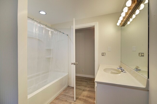 Building Photo - 3bd/2ba North Bend House