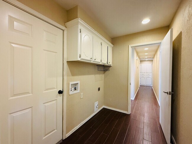 Building Photo - 1135 W Johnathan Way