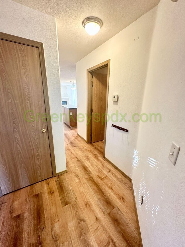 Building Photo - 3-Bedroom, 2-Bathroom Row House Near Alber...