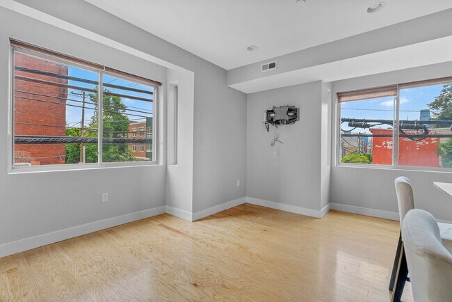 Building Photo - 900 N 16th St