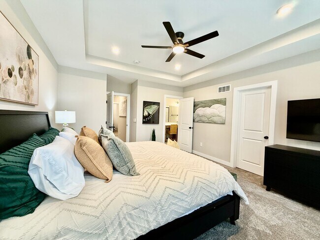 Building Photo - Central, luxury townhome in the heart of Liberty