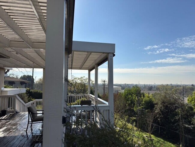 Building Photo - 714 Oceanview Dr