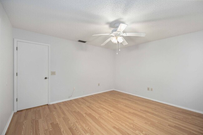 Building Photo - Beautiful Must See!! 3/2 Plus Sunroom & Garage!!  Gated Community!!