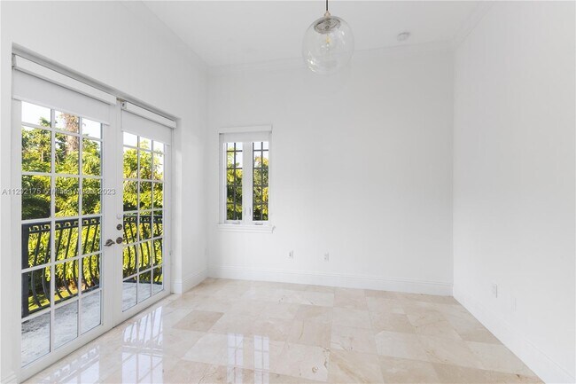 Building Photo - 221 Aledo Ave