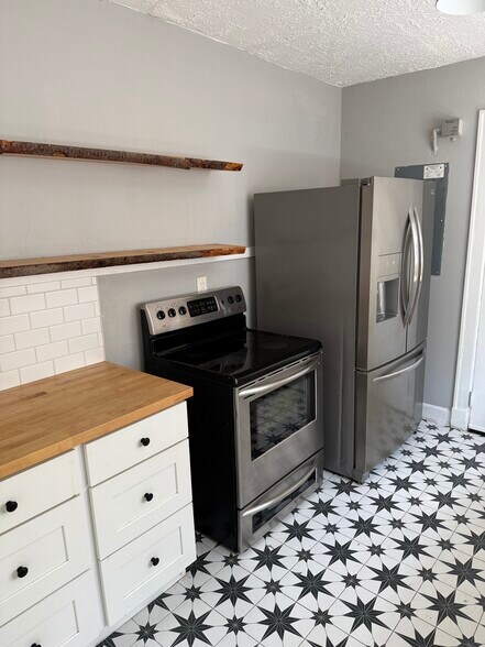 Kitchen - 2589 Park St