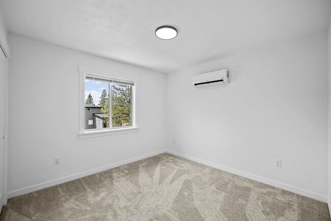 Building Photo - Gorgeous Grandview 5 Bedroom 3 Bath Luxury...