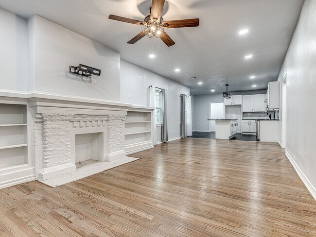 Building Photo - Charming home in Central Park Neighborhood...