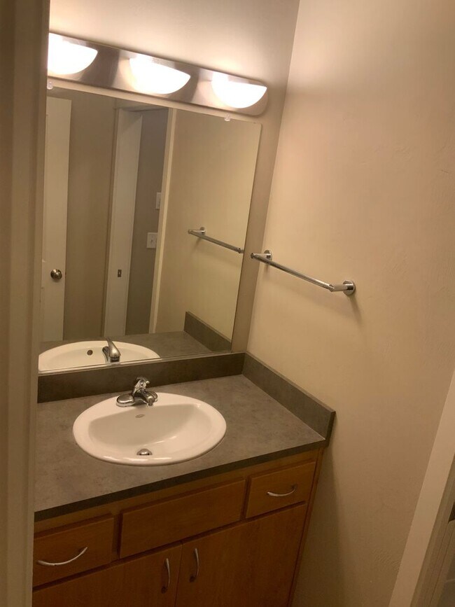 Building Photo - Move In Special!!  Close to Campus on 14th...