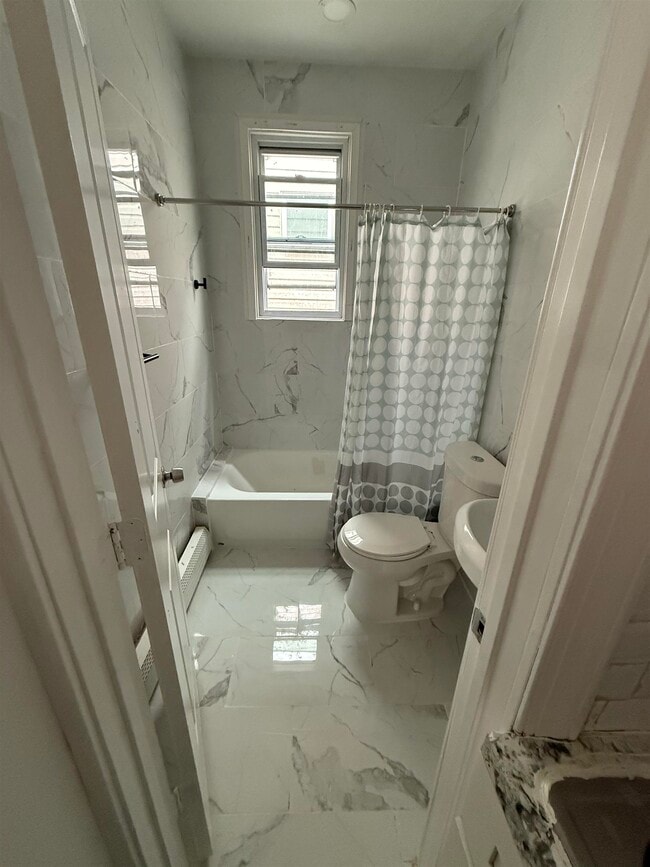 Building Photo - 176 W 24th St
