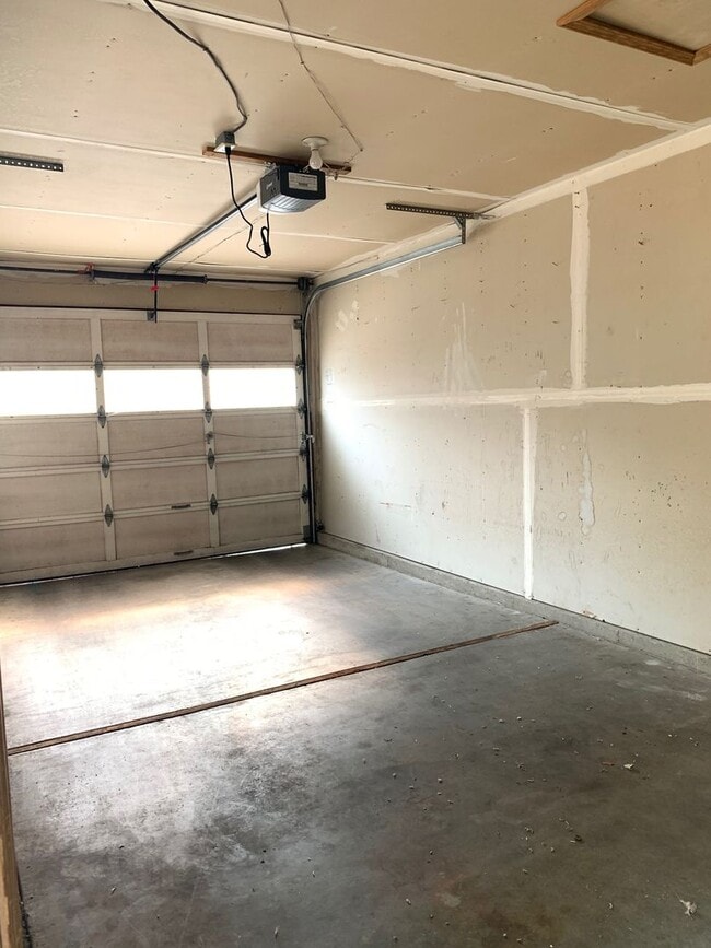 Building Photo - 2 bedroom 1.5 bath. Downtown Townhome Clos...