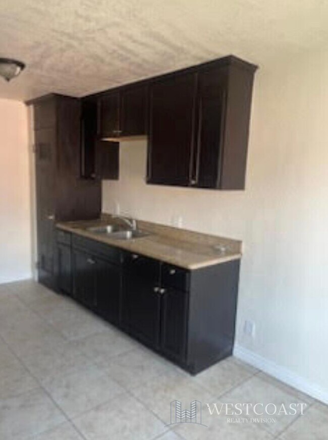 Building Photo - 1041 W Reeve St