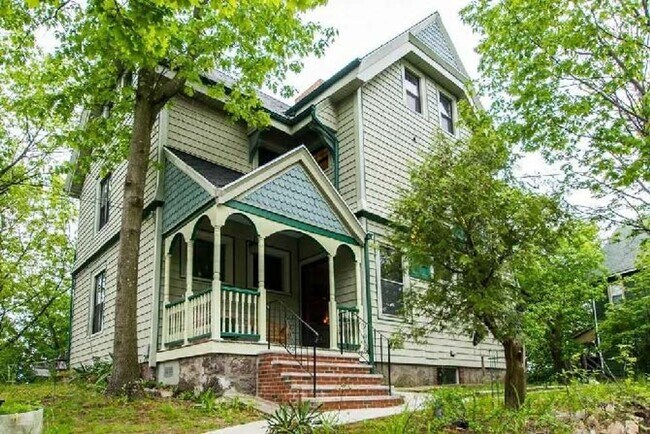 Building Photo - 5 Bed Close to Wentworth - 9/1/26 - Student Living!!