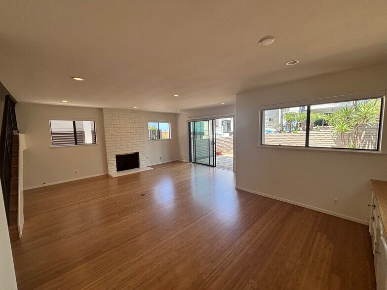 Living room - 312 18th St