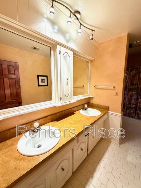 Building Photo - 5724 E 65th Pl