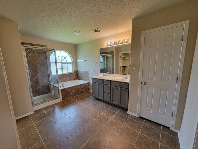 Building Photo - Charming 4 beds 2 baths in San Antonio!