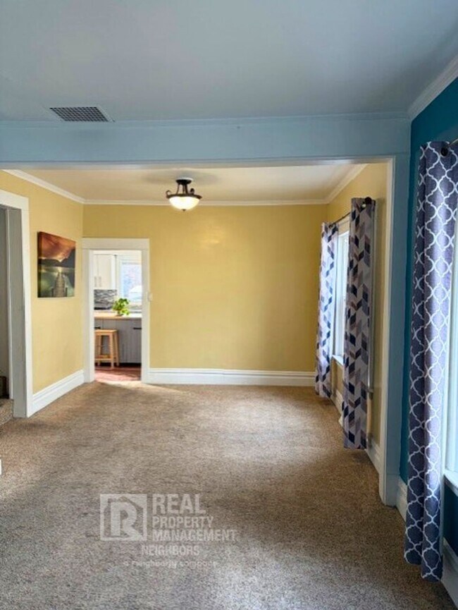 Building Photo - Welcome to Spacious 4 Bedroom, 1 Bathroom Holland Home