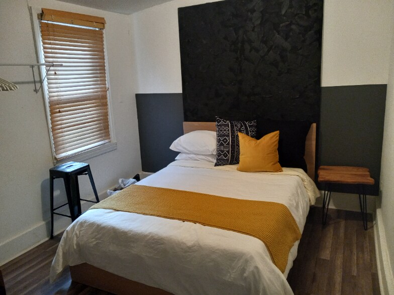 Building Photo - 628 William St