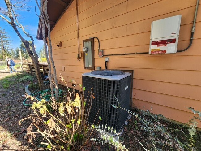 Building Photo - Country Property in Sebastopol