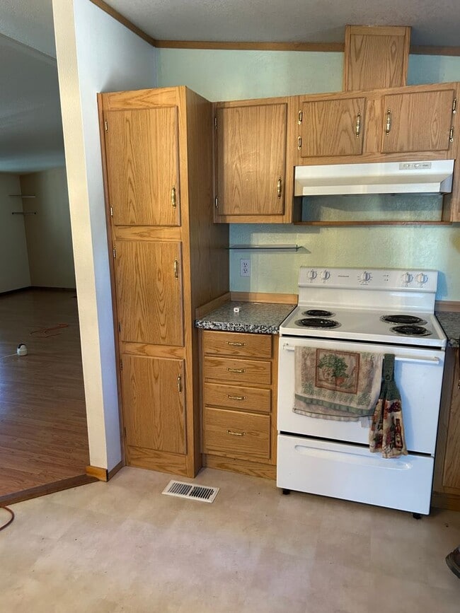 Building Photo - Cute Home Close to Everything