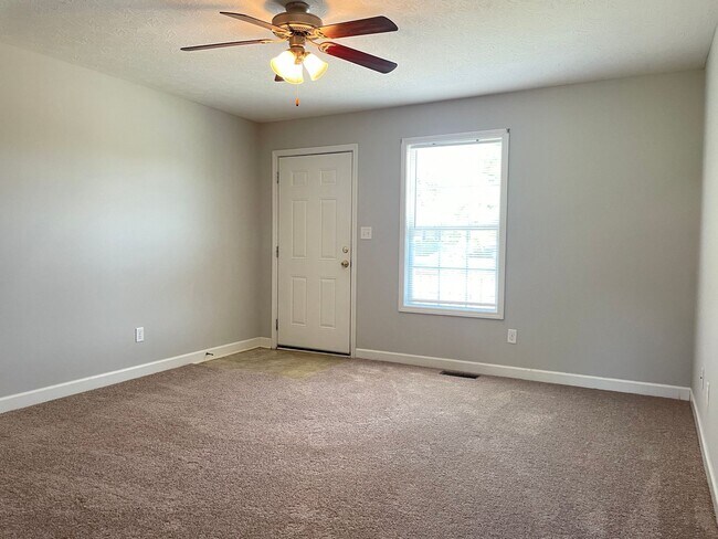 Building Photo - HALF OFF ONE MONTH AT 397B LOWER STONE!
