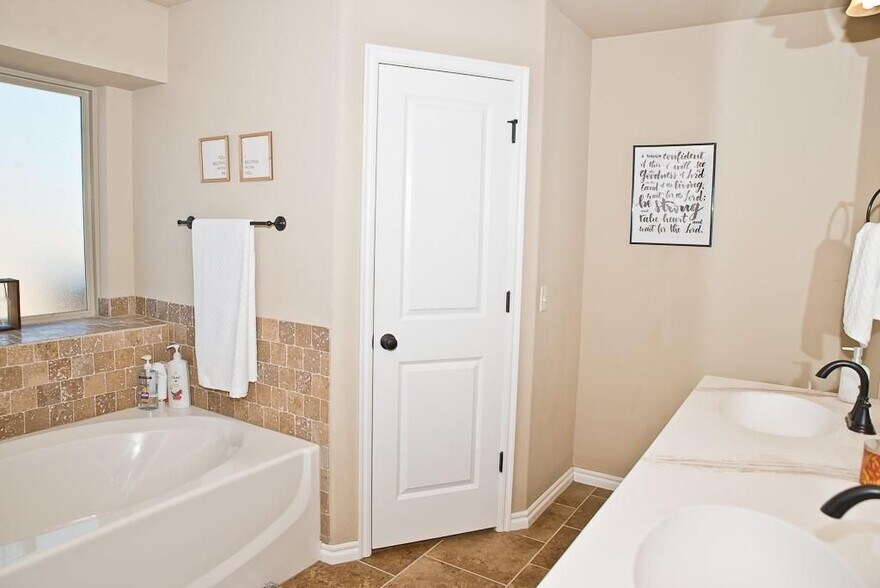 Building Photo - 3913 Caraway Ln