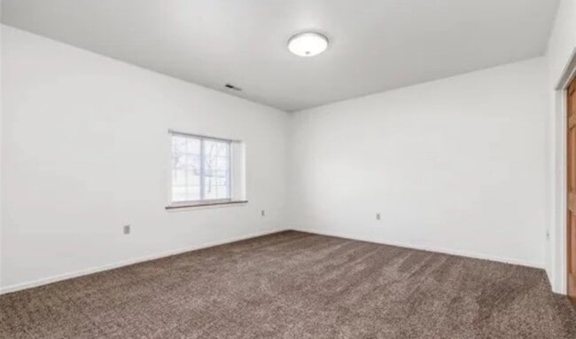 Building Photo - 621 Twin Valley Dr